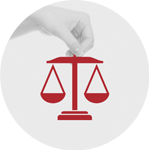 Image de mains tenant l'icône de la balance de la justice